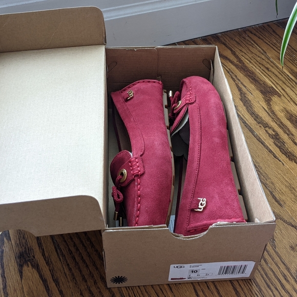 NWOT, UGG moccasins,  size 10 - Picture 6 of 6